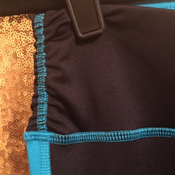 UnderArmour Black Fitted Crop Workout Pants - Picture 3 of 8